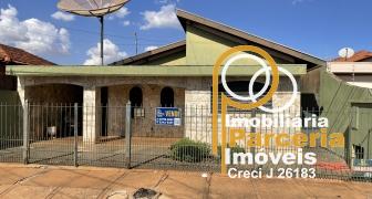 INVESTIMENTO ESTRATÉGICO CASA COM AMPLO TERRENO NO CENTRO DA CIDADE!